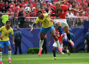 Brasil cai diante da Noruega e eliminação reacende debate sobre crise estrutural da Seleção