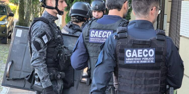 GAECO cumpre bloqueio de até R$ 270 milhões em investigação sobre fraudes em contratos públicos de Casimiro de Abreu
