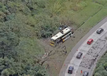 Polícia investiga causas de acidente com ônibus que matou 10 em Petrópolis