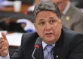 Garotinho contesta suspensão de direitos e mantém disputa pelo governo do Rio