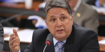 Garotinho contesta suspensão de direitos e mantém disputa pelo governo do Rio