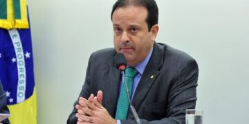 Justiça bloqueia até R$ 5 milhões de ex-secretário do RJ