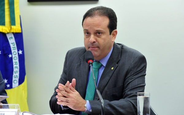 Justiça bloqueia até R$ 5 milhões de ex-secretário do RJ