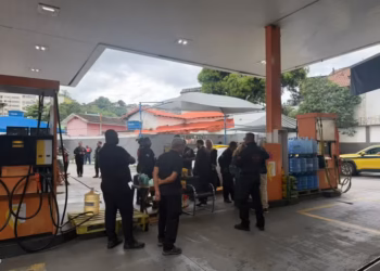 Operação fecha sete postos e prende empresário no Rio