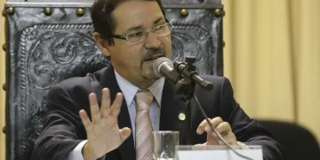 Racha no governo: vice-prefeito rompe com gestão de Queimados e faz críticas ao prefeito