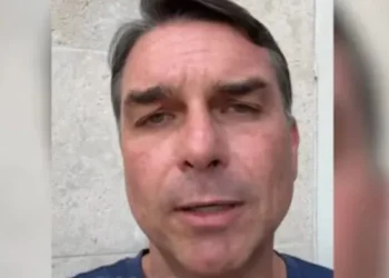 Flávio Bolsonaro deixa o Brasil após derrota eleitoral e descumpre ordem do STF