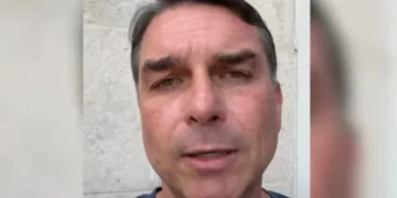 Flávio Bolsonaro deixa o Brasil após derrota eleitoral e descumpre ordem do STF