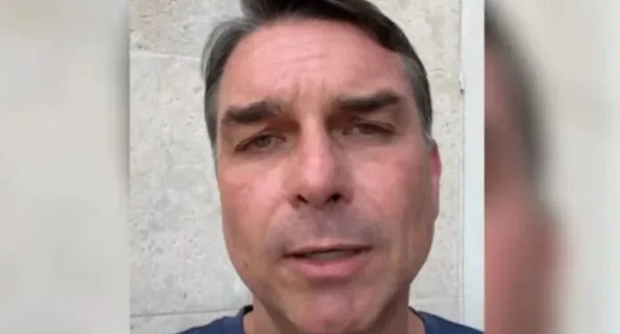 Flávio Bolsonaro deixa o Brasil após derrota eleitoral e descumpre ordem do STF