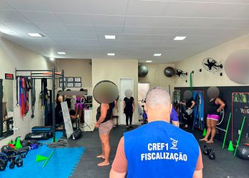 Fiscalização do CREF1 encontra leiga conduzindo musculação em Japeri