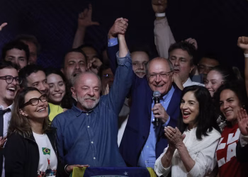 Lula vence Flávio Bolsonaro e conquista reeleição em virada histórica
